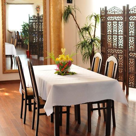 Hotel Restauracja Lorenzo Stopnica Екстериор снимка