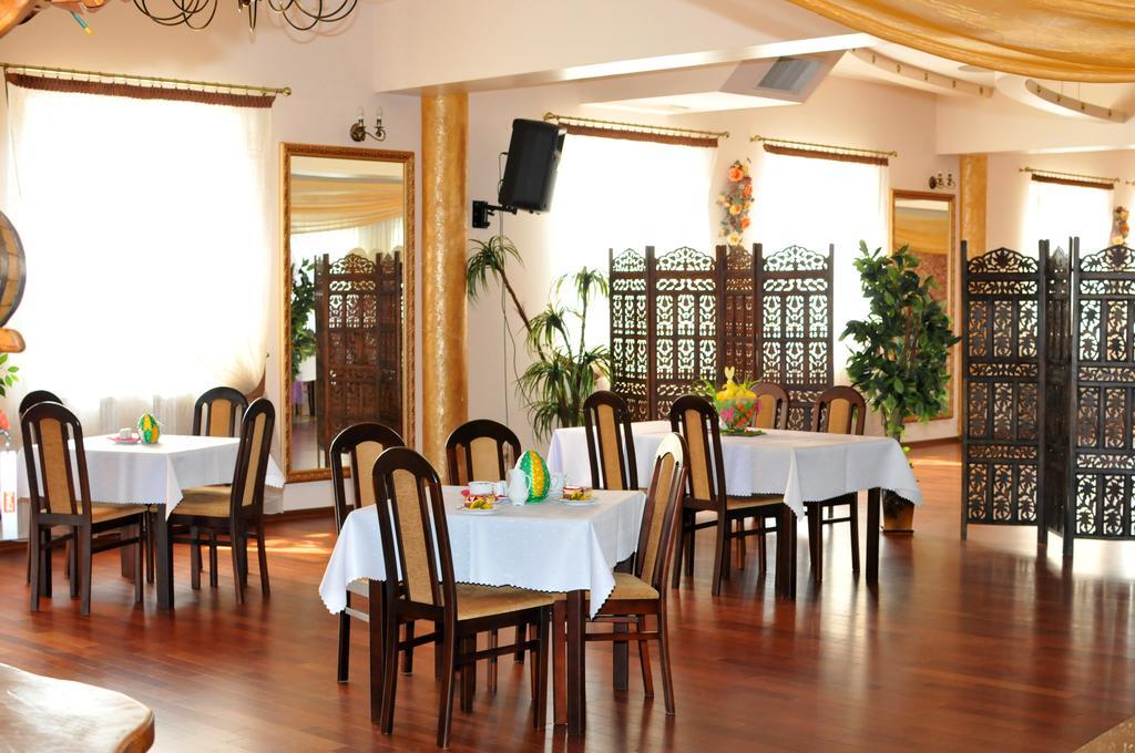 Hotel Restauracja Lorenzo Stopnica Екстериор снимка